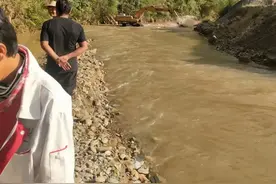 珍稀野鱼成桶捞？重庆一河道筑坝，下游大量野鱼被困，老乡一窝端图片