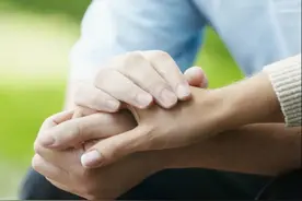 男人对待喜欢的人和对待异性朋友是不一样的图片