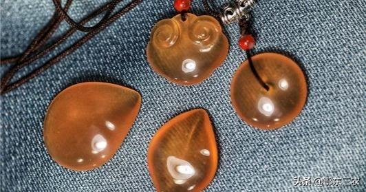 农村老人自己养的一条大青鱼,发现有块青鱼石,怎样将它取出来?