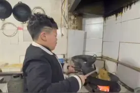 10岁弟弟熟练颠勺做饭，“喂胖式”实力宠姐，未来姐夫有压力了图片