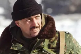 一生都在战斗的狂人：1条腿当空降兵、整连特种兵向他投降图片