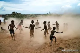 世界上最残忍的部落，长老掌管全族的杀生大权，小孩最容易被处死图片