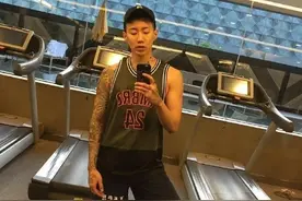 这憨批太丢脸了！朴宰范被袭击扇耳光始末图片