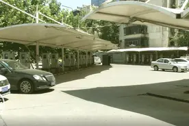 电动汽车突发意外！司机给车充电时被电击 双腿全部烧黑图片