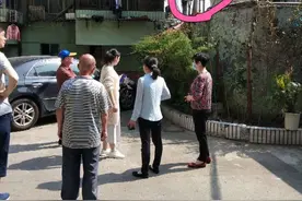 这灭火姿势太帅了！宁波一老小区车棚顶突然着火，他们搭起人梯灭火图片