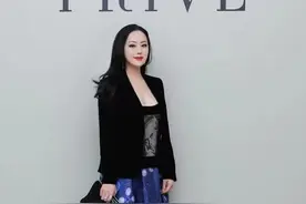 58岁章小蕙才是“真名媛”，穿高定裙看秀，一眼看出来是不是贵妇图片