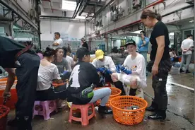 明星外出打工有多挣钱，邓超每小时一百，黄渤五十，鹿晗只有三十图片