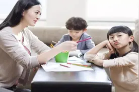 “大的要让小的”？二胎家庭中的这种新型偏心，危害不输重男轻女图片