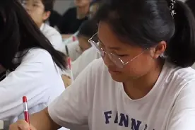 为何学霸都不用补课？中考女考神火了，数学等8门课满分总分757图片