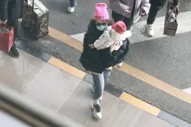 章子怡携二娃现身，双手抱儿母爱爆棚，女儿大方对镜挥手超像妈妈图片