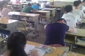 学生在考场上睡觉，监考教师置之不理，老师失职！老师：不敢打扰图片