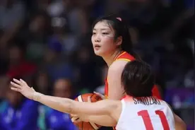 真大胆！中国女篮李梦场边秀腹肌，网友：太豪放了图片