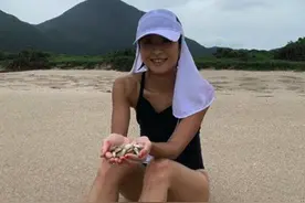 陈奕迅46岁老婆穿泳装，皮肤黝黑瘦出骨架，玩冲浪蜜桃翘臀抢镜图片