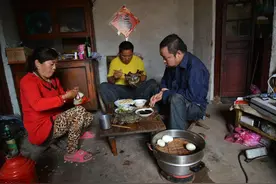 山东日照农村夫妻吃饭都到邻居家里，睡觉时才回到10米之外的家里图片