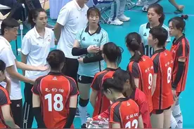 河南女排3-0胜浙江队，终于摆脱副班长位置，朱婷与队友击拳相庆图片