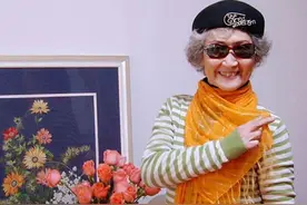 90岁南京大屠杀幸存者，穿高跟鞋戴丝巾，比90后小姑娘还时髦图片