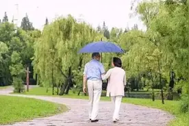 68岁退休教师老张，求婚56岁钟点工，钟点工答复：做梦！图片