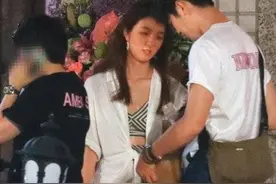 35岁女星太豪放！与新男友当街热吻，绯闻不断还和钱枫互动亲密图片