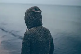 那个什么都跟你聊的人，未必真的爱你图片