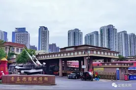 这里欧式建筑遍布，曾是青岛的“华尔街”，青岛这条老街值得一看图片