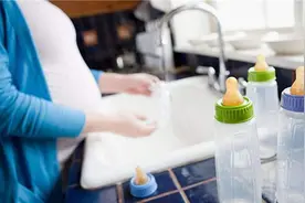 有种“敷衍”叫开水烫奶瓶：妈妈太天真，这种做法宝宝很受罪图片