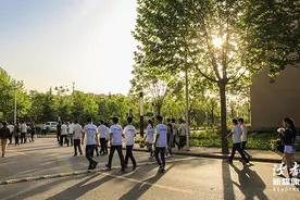 路边小馆子，在那里每个人成为他自己图片