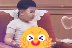 郭德纲小儿子罕曝近况，盘腿坐沙发气势足，6岁胖到看不见脖子图片