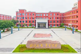 追着女儿跑！本科生妈妈，选择成川外，当一名生活老师图片