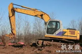 一句话证明你开挖机：一瓶水一包烟，两个手柄玩一天图片