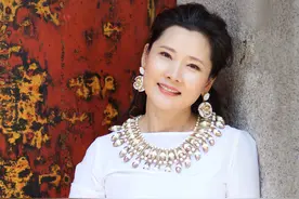 何赛飞：与妹妹的亲情充满传奇，她嫁平凡丈夫有遗憾吗？图片