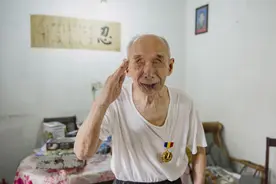 2016年，94岁失明老人参观军营，部队出动6辆坦克，为何？图片