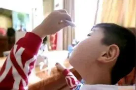 8岁儿子误把502胶水滴进眼睛里，聪明宝爸的这一举动，让医生叫好图片