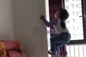 河北一小女孩在家“飞檐走壁”，爬墙如履平地，动作利索令人吃惊图片