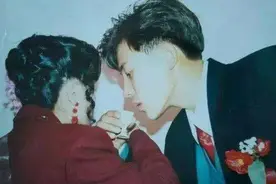 “高颜值父母惊艳了时光”网友晒父母年轻时照片：一家三口我最丑图片