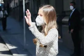 15岁西班牙公主亮相！穿蛋糕裙独当一面稍显局促，初现女王风采图片