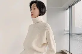 毛衣别总选经典色，多穿这4种“高级色”，显白又好看图片