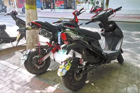 学生耍酷，家长揪心，拼改装电动车竟能跑百码图片