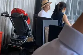 明道一家三口罕见同框！妻子发福变中年妈妈，儿子正脸首次曝光图片