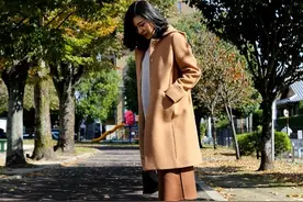 年过40的女人，别总穿黑白灰！多穿这3个“年轻色”，时髦减龄图片