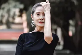 已经70岁的奶奶，状态却如“少女”，真实自信，穿搭太优雅大气图片