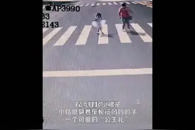 小可爱，女孩用公主礼致谢让行公交司机图片