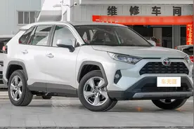 丰田RAV4荣放油耗被晒，车主坦言：人生中第一台SUV图片