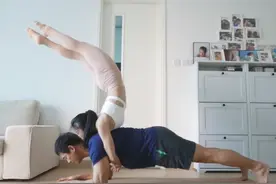 林芊妤在线撒狗粮，和老公合作练习瑜伽，体态健美身姿迷人图片