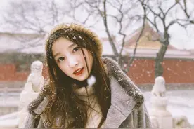 她18岁走秀泳裤不慎掉落，仍淡定走完全程，如今是央视美女主持图片