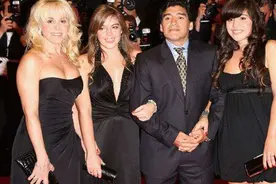 球王入土为安难了身后事！曾经风流成性，如今子嗣遍地，他们都要跑到墓地前管马拉多纳叫爸爸图片