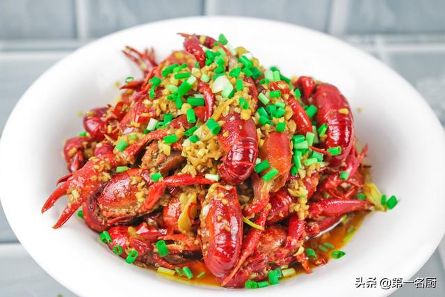蒜泥小龙虾怎么做最好吃（小龙虾怎样做才好吃试试这道蒜蓉小龙虾）
