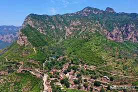 河南深山悬崖边有个百年古村，彷如空中石头堡，进山要走一条天路图片