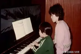 1997年，17岁的周杰伦两次高考落榜，成为一名传菜员图片