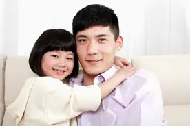 爸爸身上的几个“缺陷”，更易遗传女儿，宝妈多注意，以免娃自卑图片