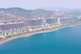 云南抚仙湖三栋违建楼，烂尾多年全部拆除，周边居民也成了拆迁户图片